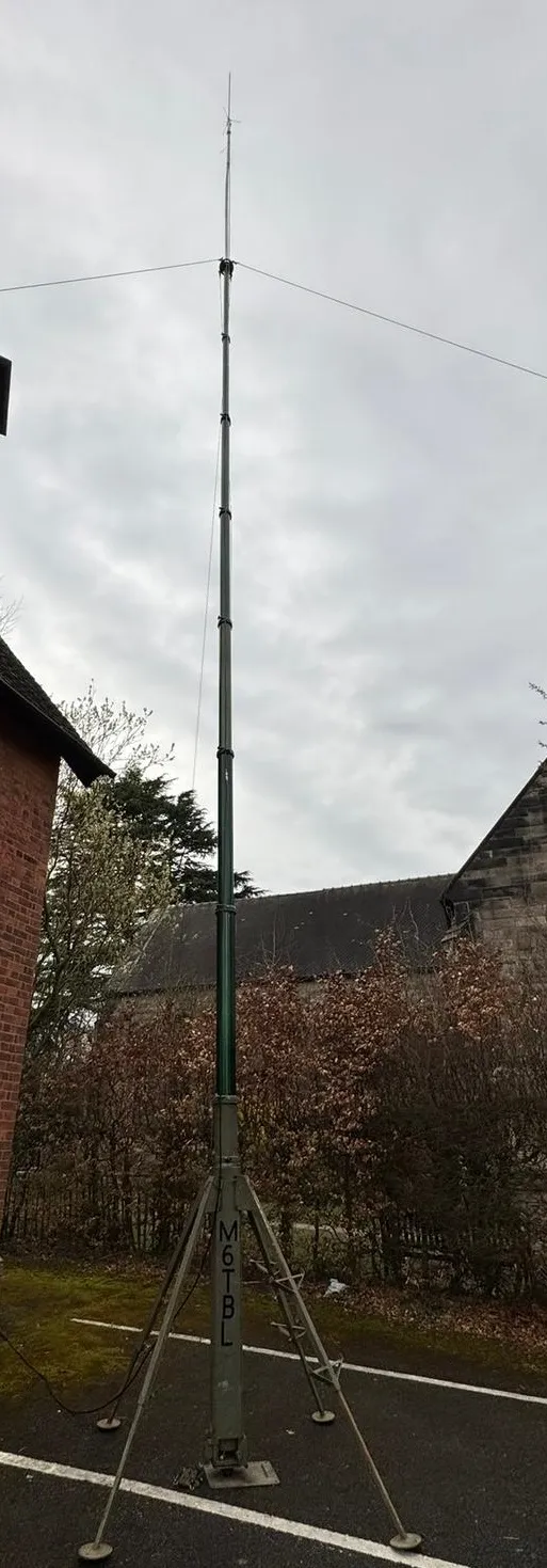 Telescopic mast on its tripod base